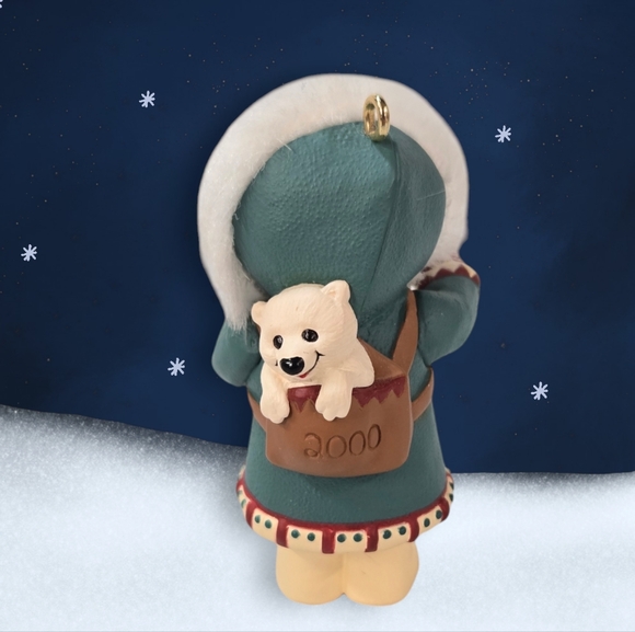 NWOT Vintage 2000 Hallmark Keepsake Christmas Ornament Bringing Her Gift Eskimo - Picture 6 of 8
